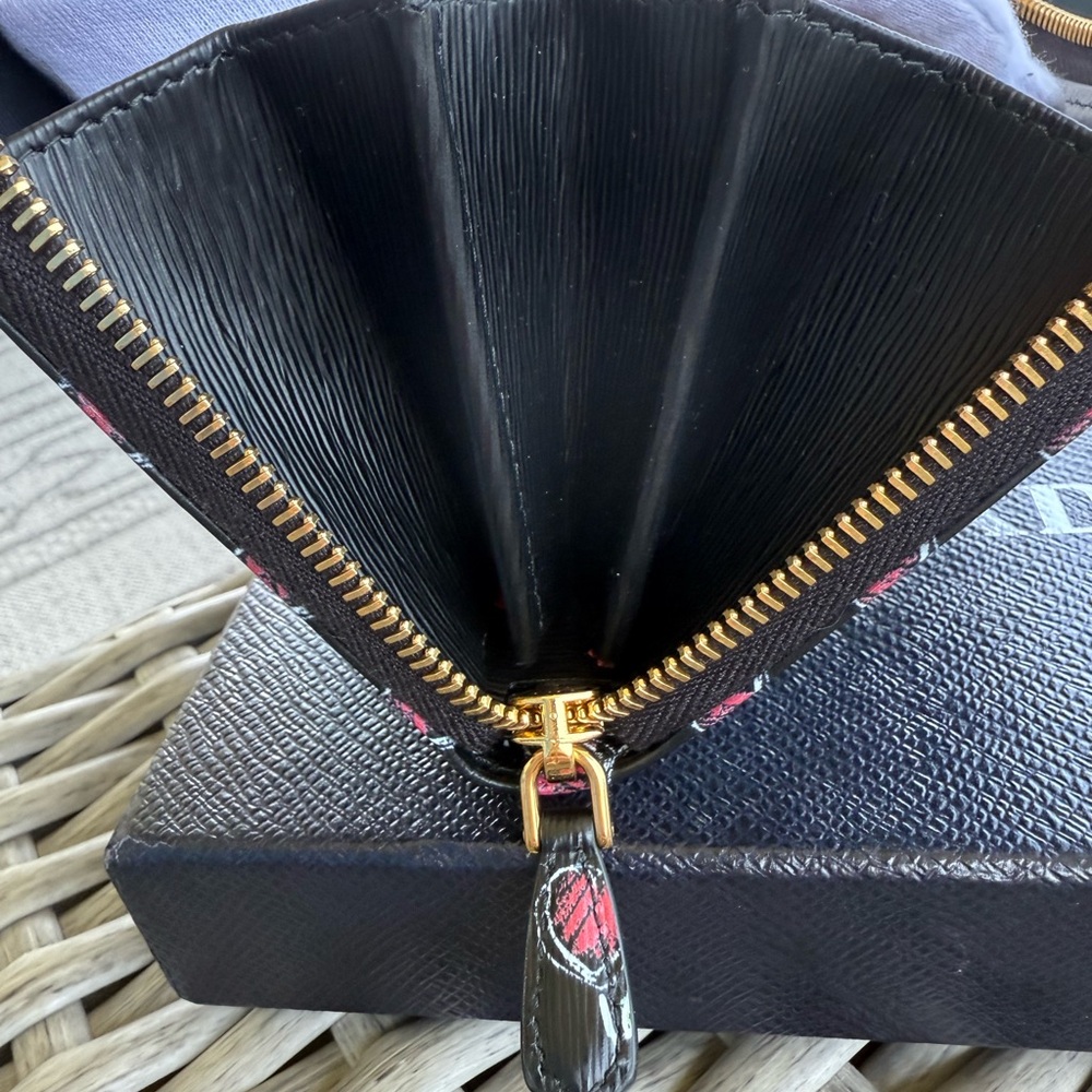 PRADA Logo Heart Vitello Move Zip Around Long Wallet Black - Picture 9 of 17
